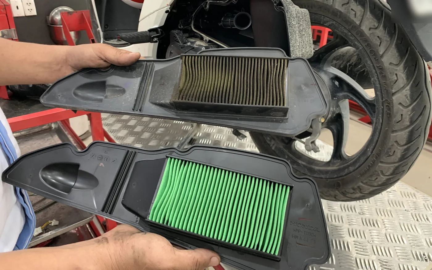 Lọc gió cũ đặt cạnh lọc gió Honda chính hãng mới thay