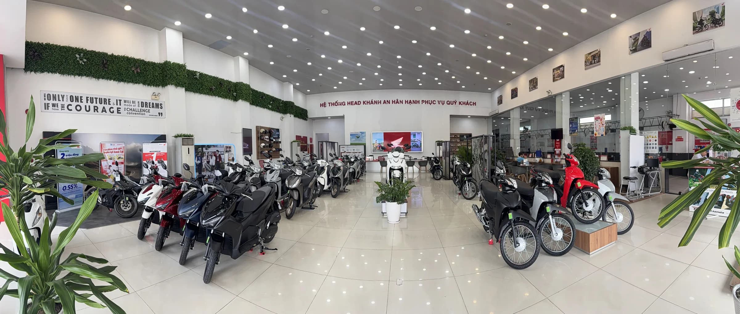 Không gian showroom thực tế của HEAD Khánh An