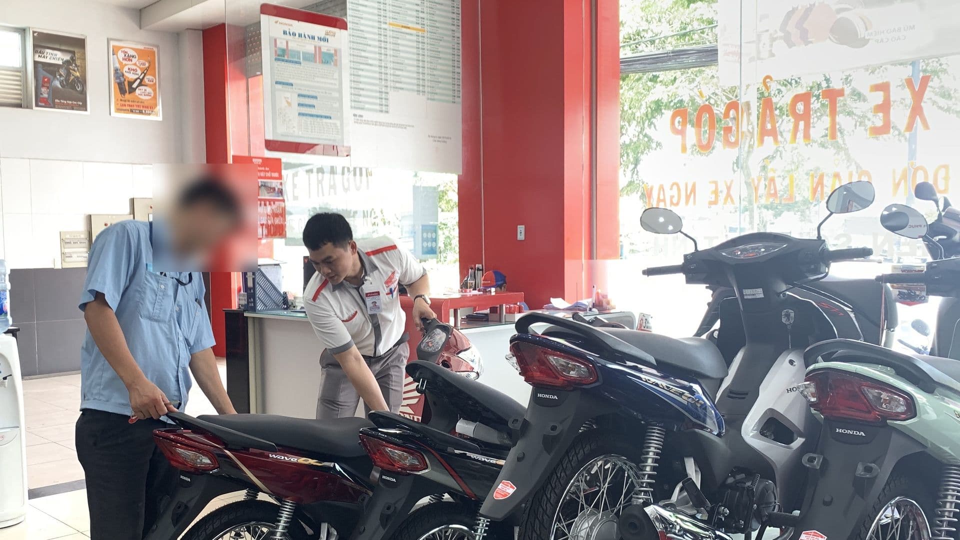 Nhân viên HEAD Khánh An tư vấn xe số Honda Wave Alpha trả góp