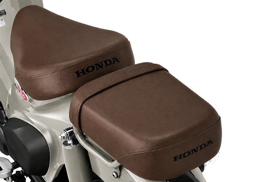 Yên xe chất liệu Urethane êm ái trên Honda Super Cub C125
