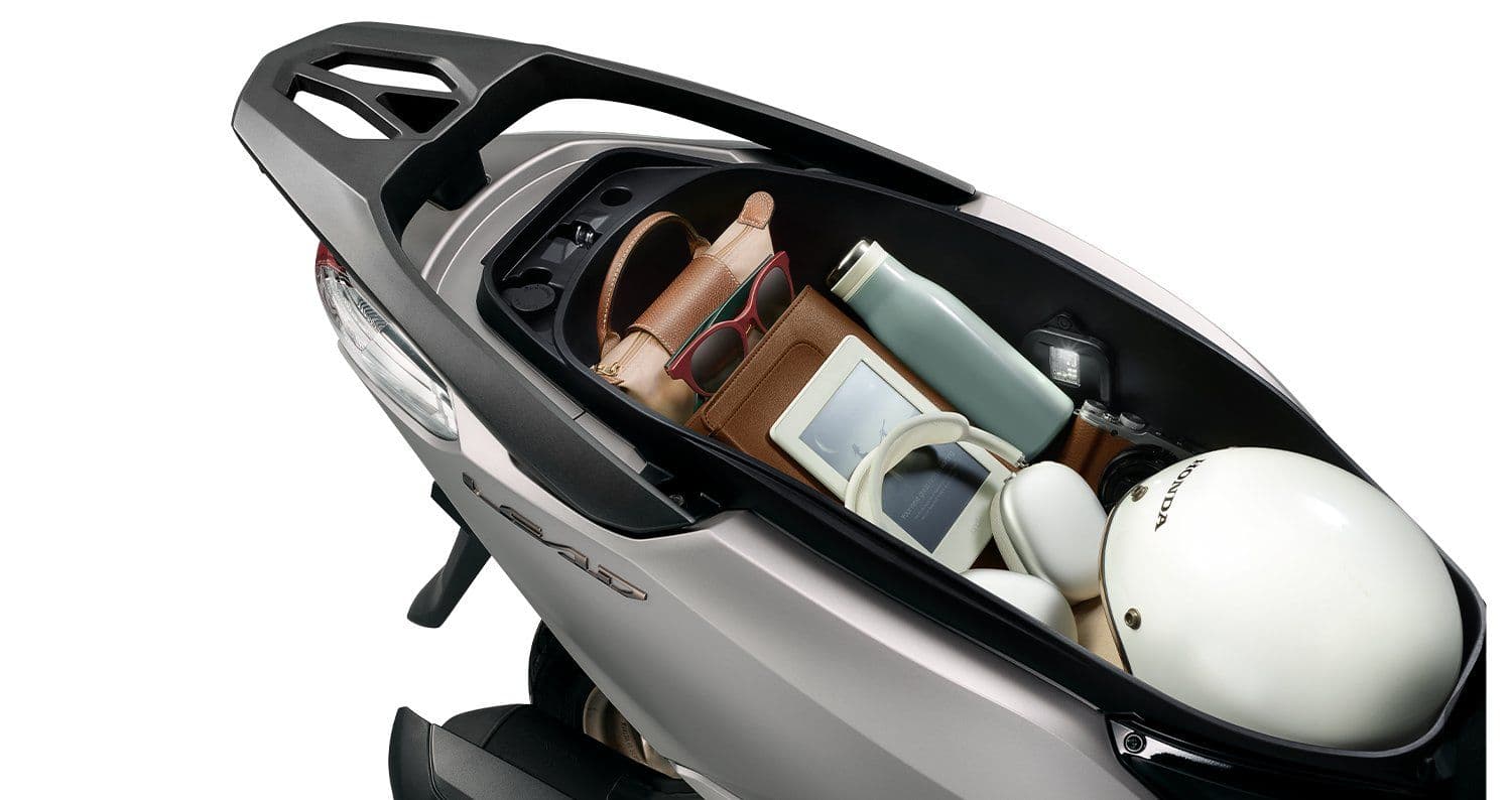 Cốp xe trên 37 lít có đèn soi và tấm chia ngăn của Honda LEAD