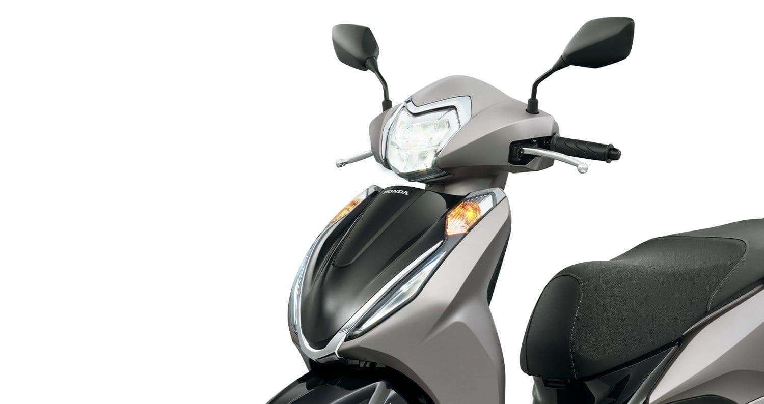 Thiết kế phía trước Honda LEAD với mặt nạ chrome chữ V