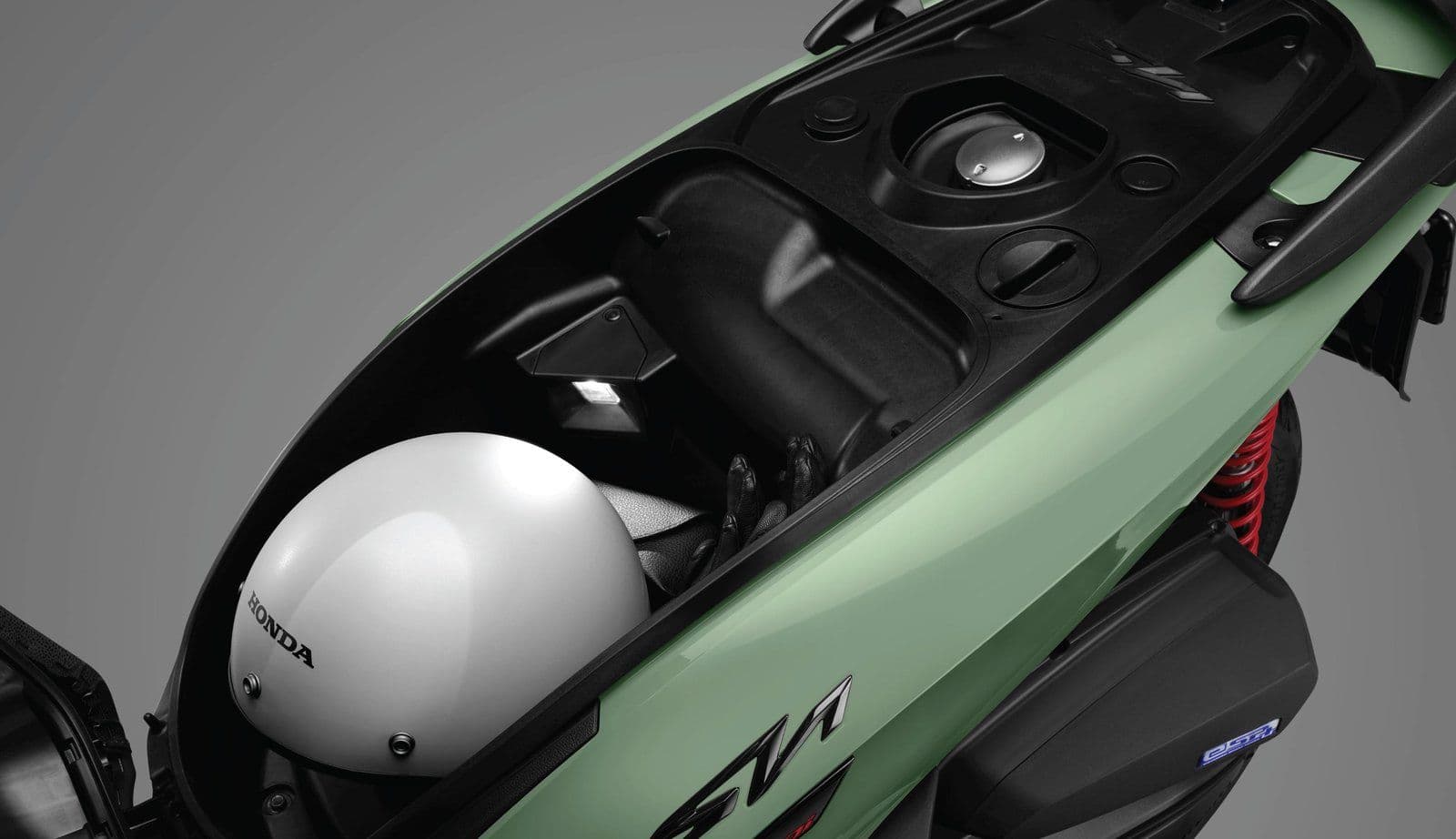 Hộc đựng đồ dưới yên có đèn soi trên Honda SH350i