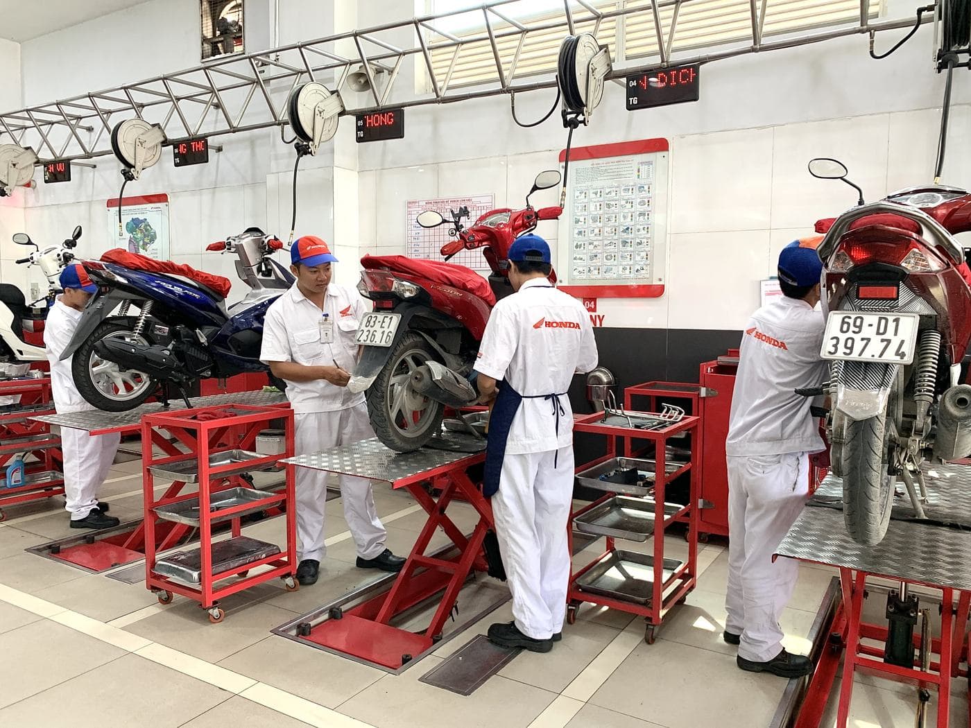 Kỹ thuật viên Honda chính hãng bảo dưỡng xe tại HEAD Khánh An
