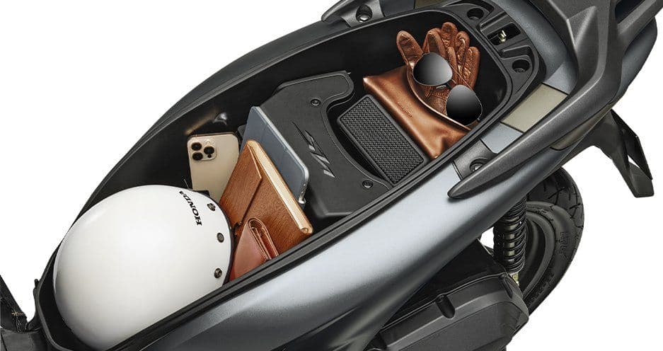 Hộc chứa đồ dưới yên 28 lít của Honda SH160i