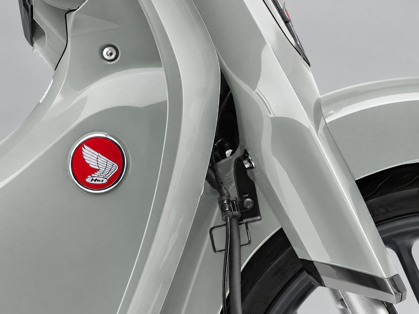 Logo cánh chim cổ điển 3D trên Honda Super Cub C125