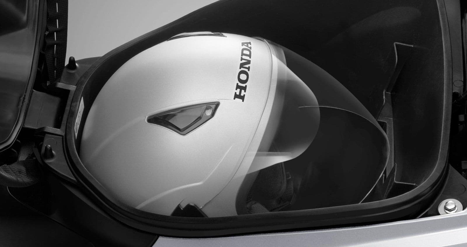 Hộc đựng đồ để vừa mũ bảo hiểm cả đầu trên Honda Future 125 FI